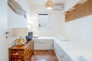 5 habitaciones, tabla de planchar con plancha y cuna de viaje 