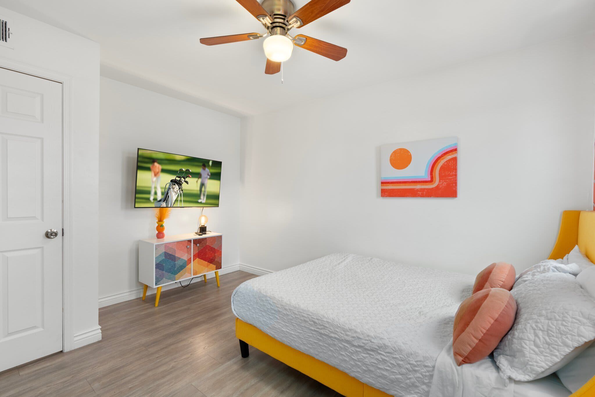 6 bedrooms, desk, iron/ironing board, travel crib