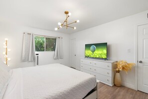 6 bedrooms, desk, iron/ironing board, travel cot