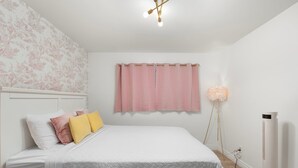 6 bedrooms, desk, iron/ironing board, travel crib - The Cactus Rose: Heated Pool, Putterball & Bocce! (Glendale)