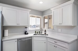 Coffee/tea maker, fridge, microwave, oven - The Cactus Rose: Heated Pool, Putterball & Bocce! (Glendale)