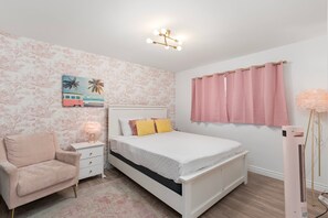 6 bedrooms, desk, iron/ironing board, travel crib - The Cactus Rose: Heated Pool, Putterball & Bocce! (Glendale)