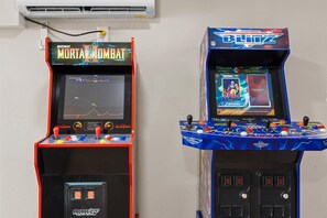 Two arcade machines, one labeled 'Midway Mortal Kombat' and the other 'Blitz'.