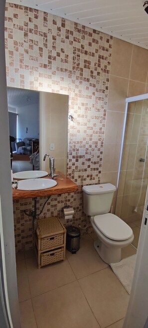 Shower, hair dryer, towels, toilet paper - Perfect duplex with a view 5 minutes from the Wine Route, ideal for families. (Centro São Roque)