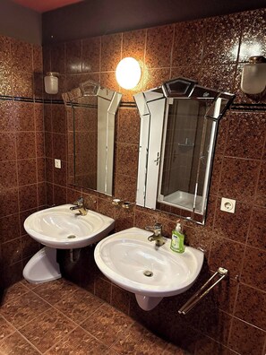 Douche, sèche-cheveux