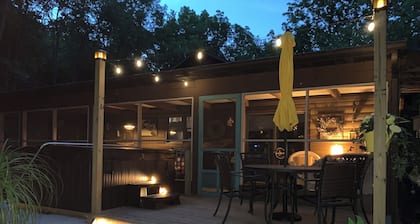 “Cabin by the Creek” located in Historic New Richmond, Ohio 3BR 2.5B sleeps 11