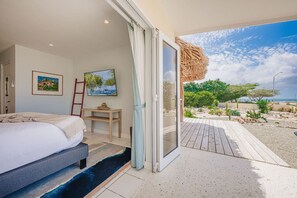 4 habitaciones, escritorio y tabla de planchar con plancha 