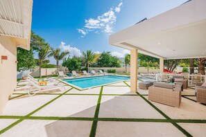 Unclassified image, 4 of 53, button