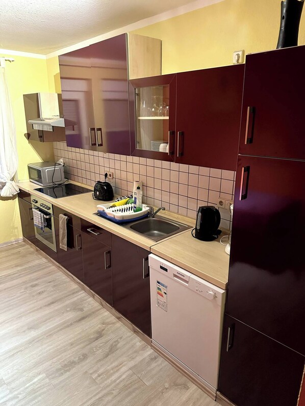 Réfrigérateur, micro-ondes, four, plaque de cuisson