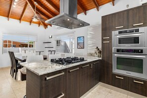 Fridge, microwave, oven, stovetop - Tropical Indulgence | Sotto del Sol 7BR by Bocobay (Noord)