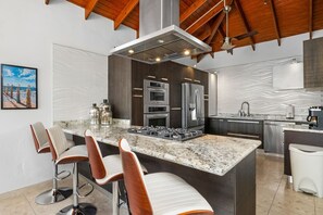 Fridge, microwave, oven, stovetop - Tropical Indulgence | Sotto del Sol 7BR by Bocobay (Noord)