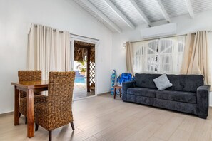 Interior - Stunning Pool Side Apt BW4 (Noord)