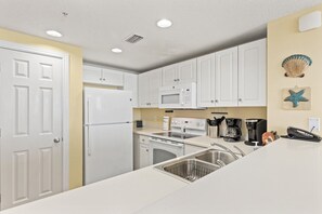 Køleskab, mikrobølgeovn, ovn, kogeplade