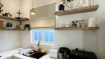 Réfrigérateur, micro-ondes, plaque de cuisson, cafetière/bouilloire