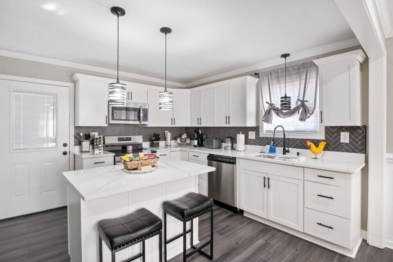 Jääkaappi, mikroaaltouuni, uuni, liesi