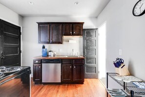 Réfrigérateur, four à micro-ondes, un four, surface de cuisson