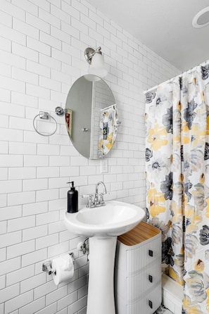 Hair dryer, towels - Cozy 1-BR Apartment in Church Hill Near Libby Park (Richmond)