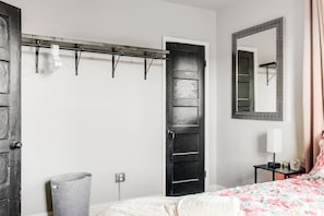 1 bedroom, iron/ironing board, free WiFi, bed sheets - Cozy 1-BR Apartment in Church Hill Near Libby Park (Richmond)