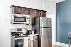 冷蔵庫、電子レンジ、オーブン、コンロ