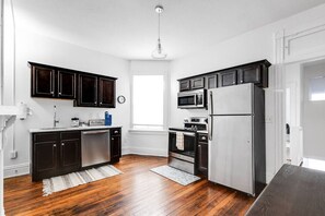 Een koelkast, een magnetron, een oven, een kookplaat