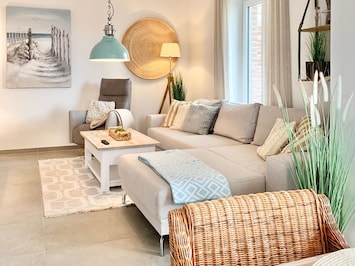gemütliche Sofagarnitur mit Sessel im Wohnzimmer