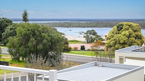 Zona residencial con vista a un lago y colinas a lo lejos.