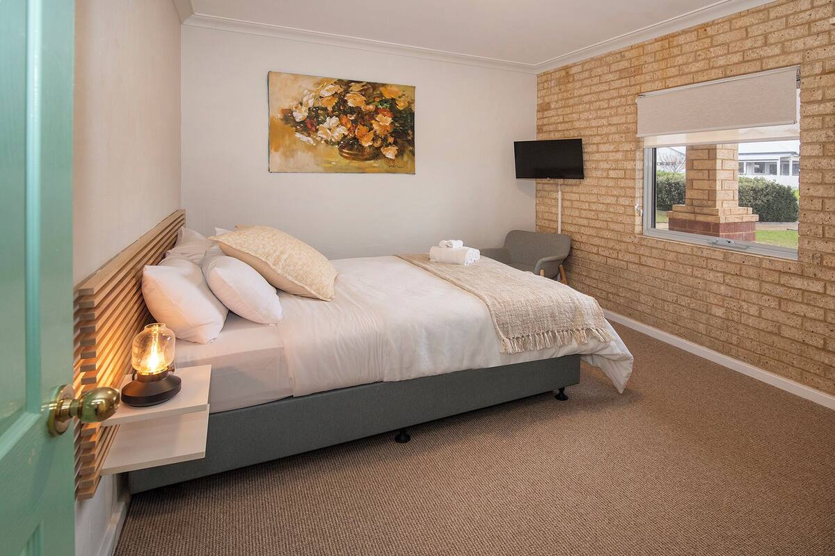 Deluxe Room, 1 King Bed, Non Smoking, Garden View | WiFi (free), bed sheets