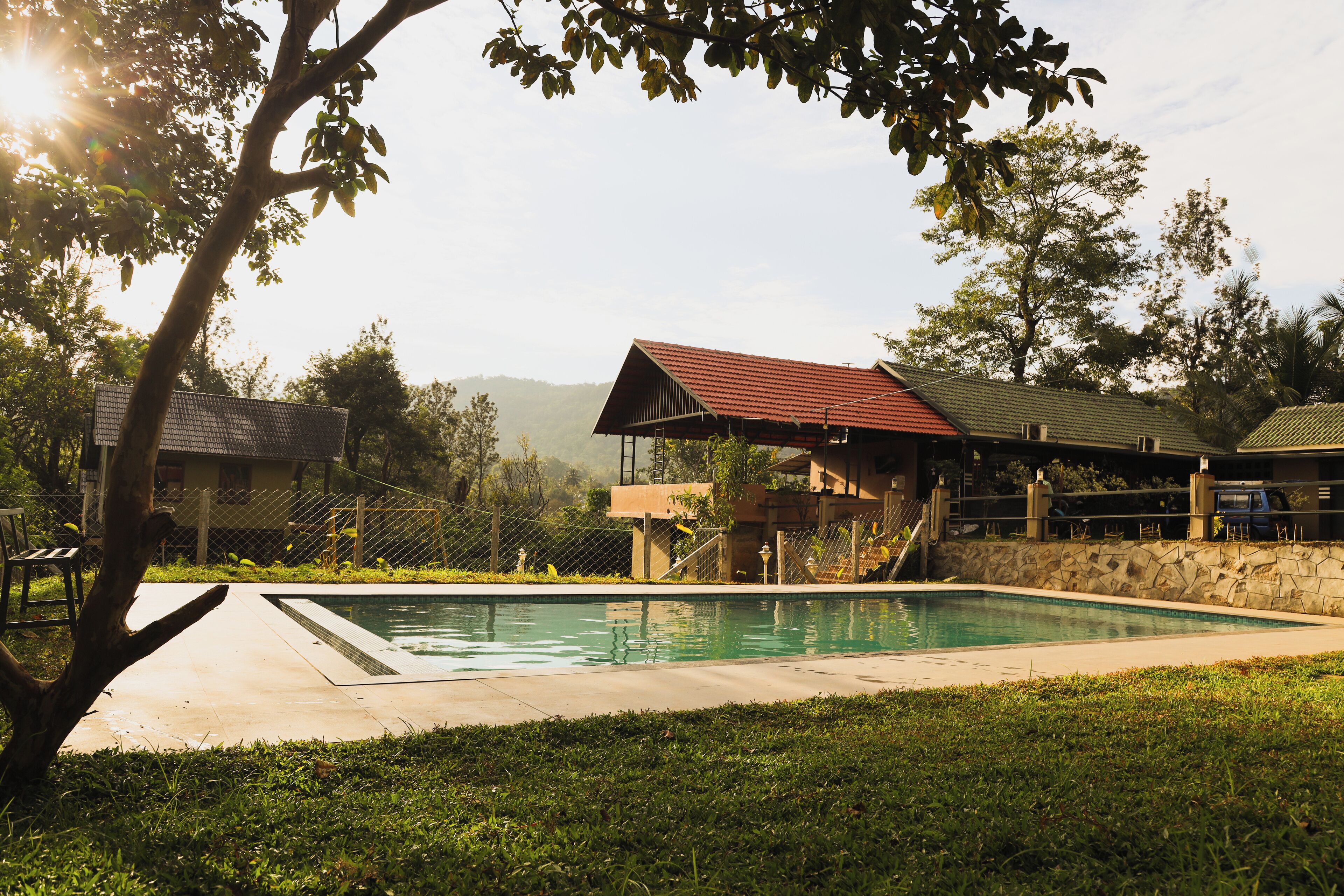 Una piscina al aire libre