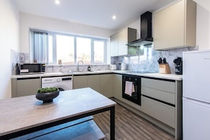 Private kitchen - Chapel Street Flat 3-Perfect for Parks&Recreation (Long Eaton, Nottingham)