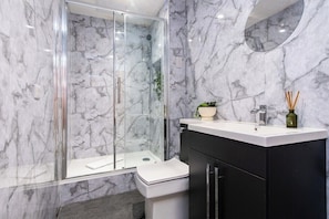 Shower - Chapel Street Flat 3-Perfect for Parks&Recreation (Long Eaton, Nottingham)