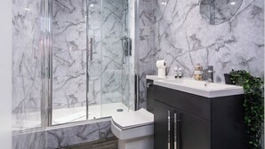 Shower - Chapel Street Flat 5 - Near Nottingham City Centre (Long Eaton, Nottingham)