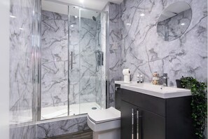 Shower - Chapel Street Flat 5 - Near Nottingham City Centre (Long Eaton, Nottingham)