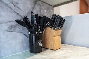 A kitchen utensil holder with various tools on a countertop. - Chapel Street Flat 5 - Near Nottingham City Centre (Long Eaton, Nottingham)