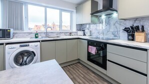 Coffee/tea maker, fridge, microwave, oven - Chapel Street Flat 5 - Near Nottingham City Centre (Long Eaton, Nottingham)