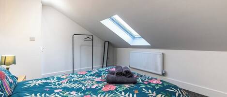 2 habitaciones y tabla de planchar con plancha