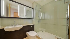 Appartement | Badkamer | Een bad/douchecombinatie, een diep bad, een haardroger, handdoeken