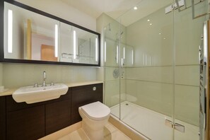 Apartamento | Banheiro | Chuveiro/banheira combinados, banheira de imersão, secador de cabelo 