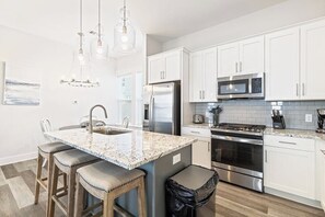 Frigorífico, microondas, horno y placa de cocina