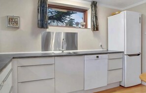 Réfrigérateur, un four, surface de cuisson, lave-vaisselle