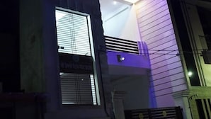 Een gebouw met een modern ontwerp, voorzien van een balkon en grote ramen.