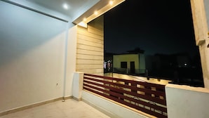 Een balkon met houten spijlen en uitzicht op de nachthemel.