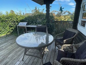 Outdoor dining - Cozy log cabin with a panoramic view (Glesborg)