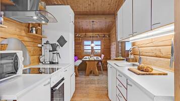 Frigorífico, horno, placa de cocina y lavavajillas