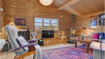 Una mesa de tenis de mesa, un reproductor estéreo