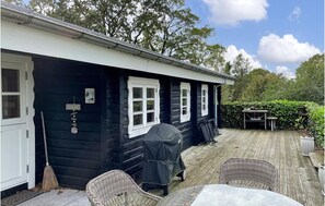 Outdoor dining - Cozy log cabin with a panoramic view (Glesborg)