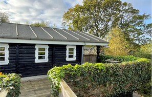 Exterior - Cozy log cabin with a panoramic view (Glesborg)