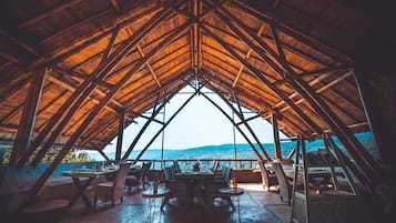 Double or Twin Room | Living area