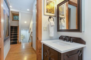 Een haardroger, handdoeken