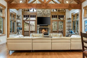 Smart-tv en een open haard