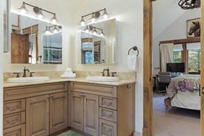 4 soveværelser, skrivebord, strygejern/strygebræt, gratis Wi-Fi